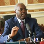 le_maire_de_brazzaville_hugues_ngouelondele_sadressant_aux_brazzavillois