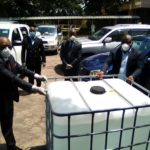 le_secretaire_general_des_brasco_remettant_le_fut_dalcool_au_directeur_general_adjoint_du_chu_de_brazzaville
