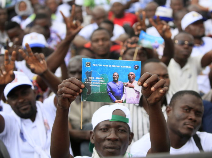 partisan-Coalition-opposition-tient-affichedes-photos-Laurent-Gbagbo-droite-Henri-Konan-Bedie-gauche-Abidjan-14-septembre-2019_0_1400_1045