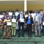 marie_veillon_et_brice_isinove_owabira_posant_avec_les_participants_a_la_session_de_formation_