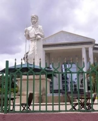 B/ville : tentative de sabotage de la statue de Savorgnon Debrazza par les sans visages