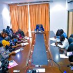 L’expert-en-communication-du-projet-Durquap-M.-Dan-Horphet-Ibiassi-devant-la-presse