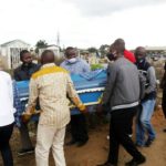 les_sportifs_transportant_la_depouille_de_coach_kenzo