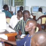 reseaux-Internet-cyber-cafe-connexion-ordinateur-bureau
