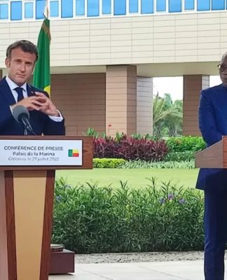 Emmanuel Macron en tourisme inutile anti Russie en Afrique