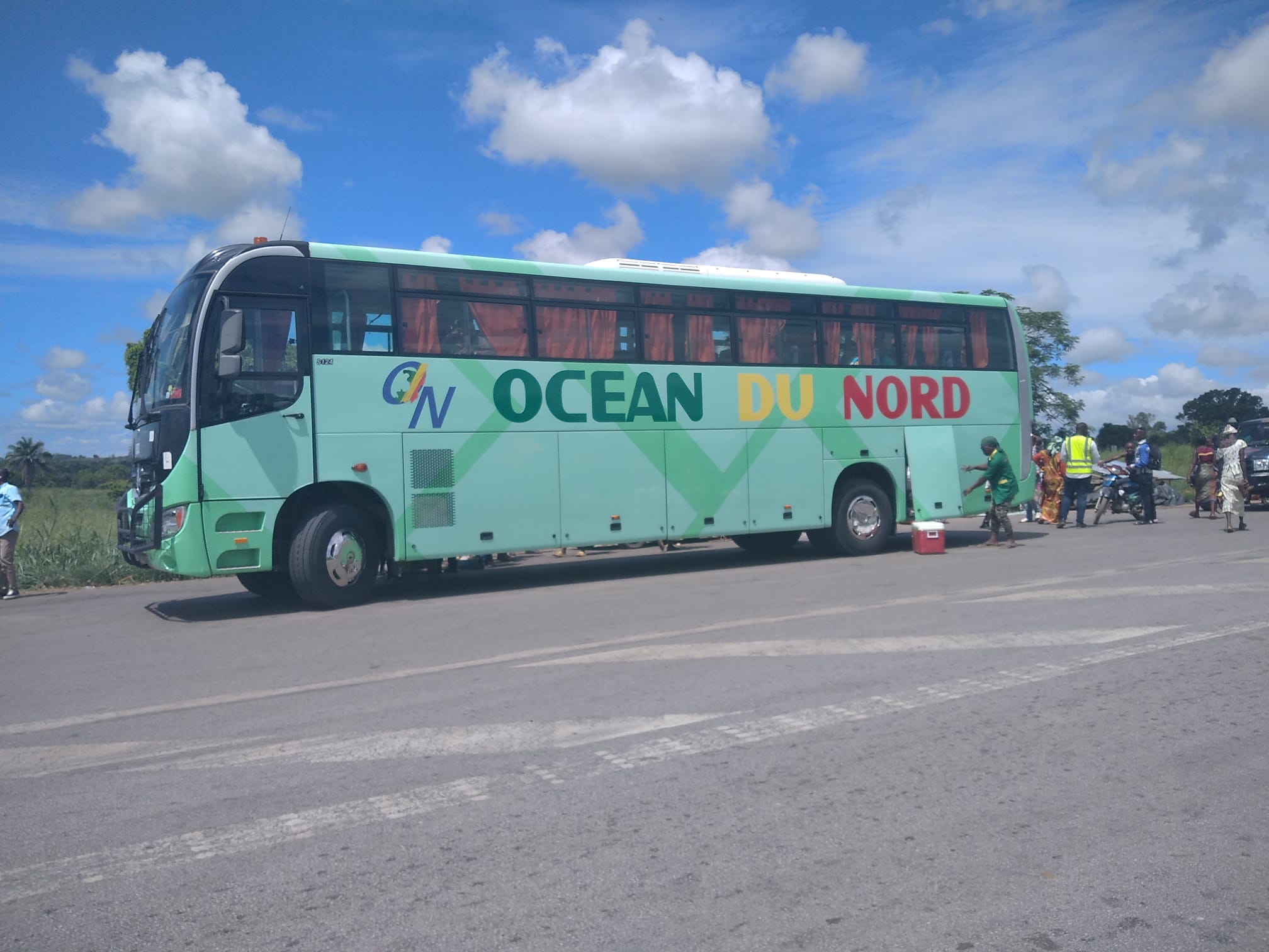 Bouansa Un Chauffeur D Oc an Du Nord Qui Parlait Au T l phone En Bouansa Un Chauffeur D Oc an Du Nord Qui Parlait Au T l phone En