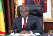 LE PREFACIER ET LE CIREUR DES POMPES